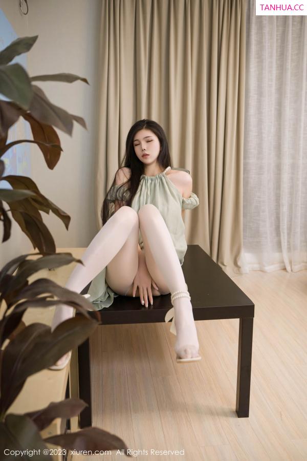   [XiuRen]高清写真图 2023.09.13 No.7378 雪糕CiCi 美腿丝袜第18张图片